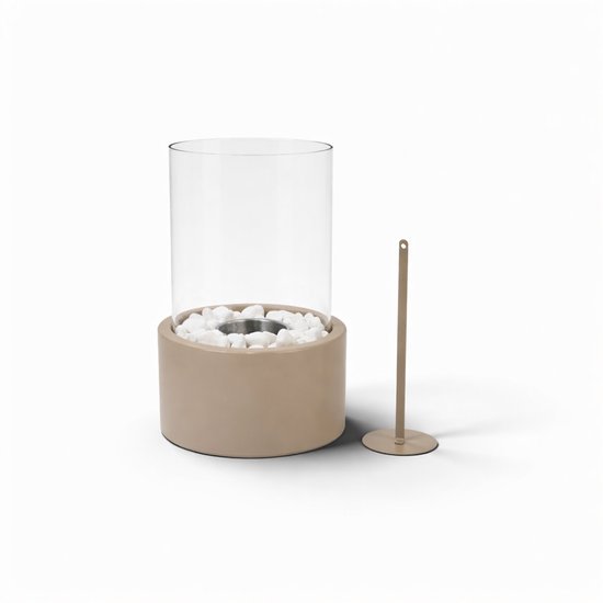 Taupe ronde tafelhaard met glazen omhulsel en witte steentjes, op witte achtergrond.