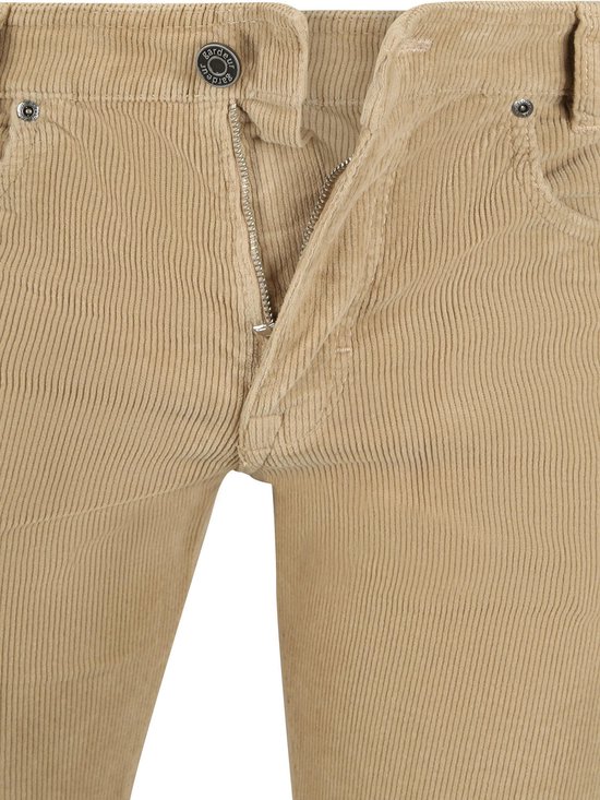 Sluiting van een beige corduroy broek voor heren met rits en knoop.