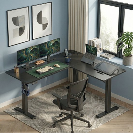 Zwart L-vormig zit-sta bureau in een kantoor met twee monitoren, laptop, printer, teken tablet en bureaustoel.