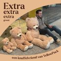 Drie beige teddyberen van verschillende groottes, een man zit met de grootste omhelsd. Extra extra extra groot.