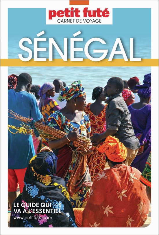 La couverture du guide de voyage 'Petit Futé Sénégal' montre un groupe de personnes aux vêtements colorés près de la plage.