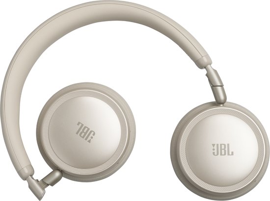 Beige JBL koptelefoon met ronde oorschelpen en gevlochten hoofdband, op zwarte achtergrond.