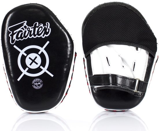 Zwarte Fairtex focus mitts met witte en zwarte inzet. Een mitt heeft een cirkelvormig doelwit.