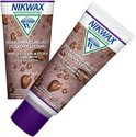 Twee tubes Nikwax waterdichtingswax voor glad leer, met sponsapplicator, bruine textuur met waterdruppels.