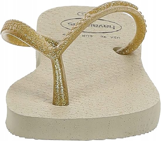 Lichtbruine Havaianas teenslippers met gouden glitterbandjes.