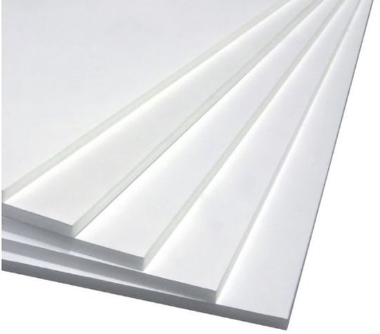 Stapel witte kartonnen vellen met schuine randen op een witte achtergrond.