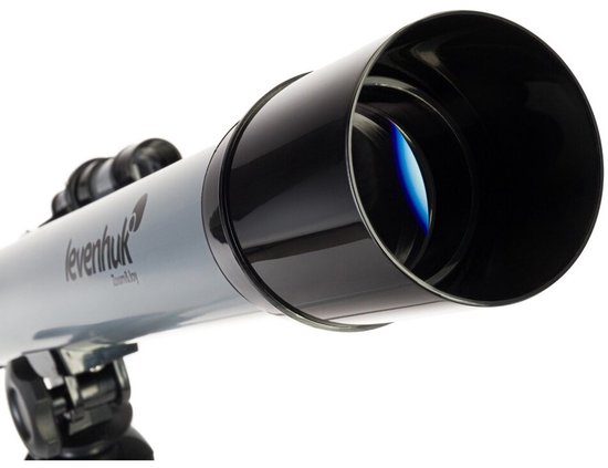 Close-up van de voorkant van een grijze telescoop met de merknaam Levenhuk.