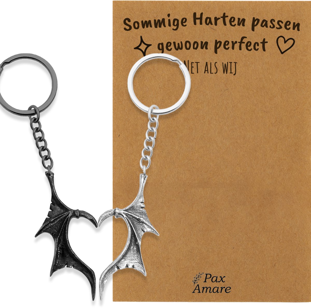 BFF Sleutelhanger voor 2 'Sommige Harten Passen Perfect' - Vleugels Hart - Sleutelhanger set op Cadeau Kaartje - Zilverkleurig & Zwart - Vriendschap Symbool - Pax Amare