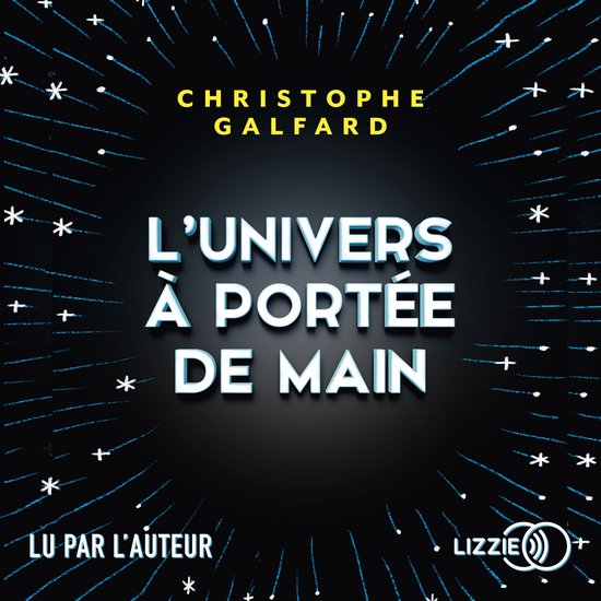 Boekcover met de titel "L'UNIVERS À PORTÉE DE MAIN" door CHRISTOPHE GALFARD. Achtergrond met blauwe strepen en witte sterren.