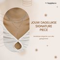 Gelaagde zilverkleurige ketting met fijne schakels en een Y-vormige drop, gedragen door een model.