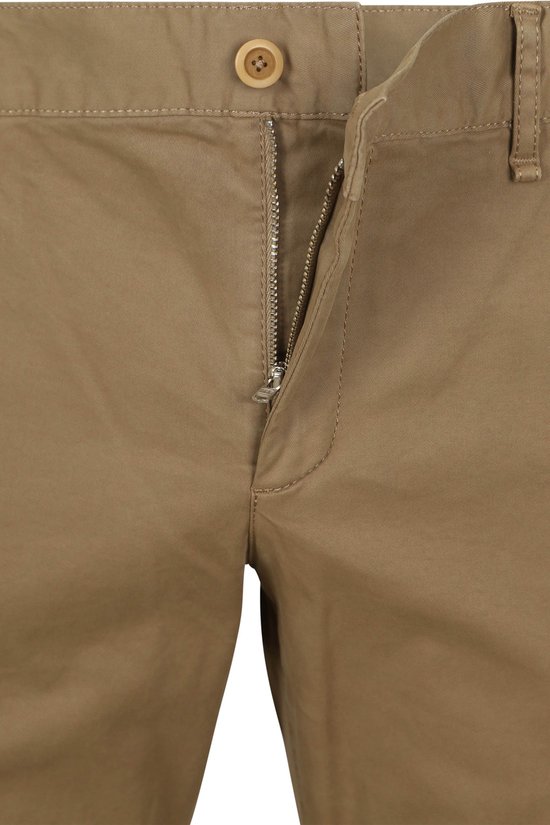 Sluiting van een beige chino broek met rits en beige knoop.
