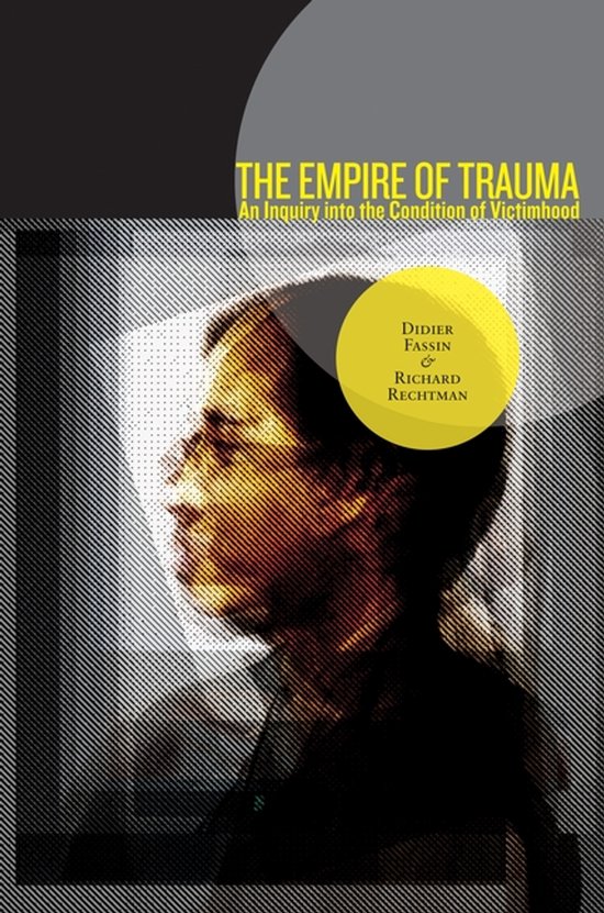 Boekomslag van 'The Empire of Trauma: An Inquiry into the Condition of Victimhood' met een geabstraheerde afbeelding van een gezicht.