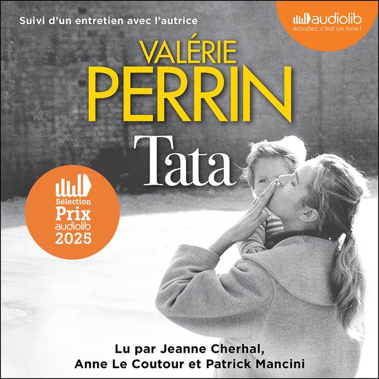 Couverture du livre "Tata" de Valérie Perrin. Une femme embrasse un enfant sur la joue. Sélection Prix audiolib 2025.