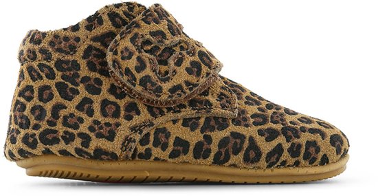 Bruine babyschoen met luipaardprint, klittenbandsluiting, van de zijkant gezien.