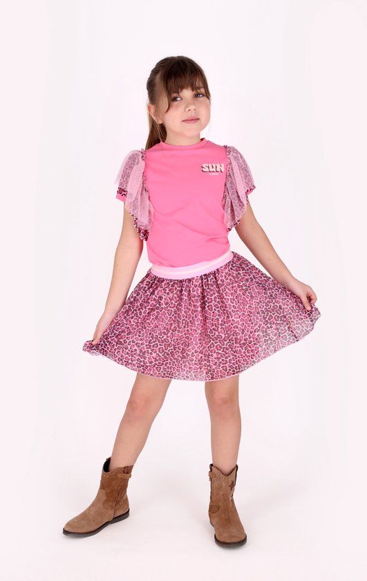 Meisje in roze t-shirt met 'SUN' print en doorschijnende pofmouwen, gecombineerd met een roze leopard print rok.