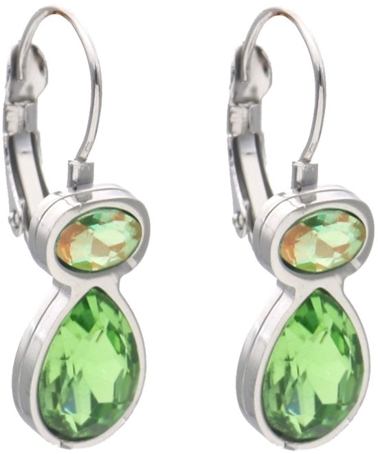 Zilverkleurige oorringen met twee groene, ovaal geslepen kristallen.