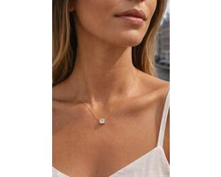 Lundholm Luxe Ketting Dames Goud kleurig met Zirkonia Steen Hanger – Premium Stainless Steel – Minimalistische Zirkonia Ketting - Monique Serie - Cadeautje Vriendin cadeau voor mama Bedankt Afscheid Collega Cadeau - Scandinavisch Design