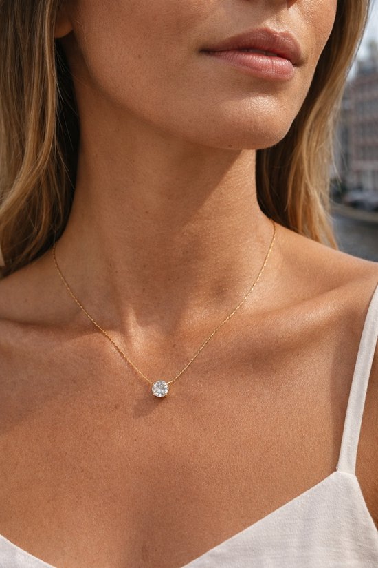 Lundholm Collier Luxe Femme Doré avec Pendentif Pierre Zircone – Acier Inoxydable Premium – Collier Zircone Minimaliste - Série Monique - Design Scandinave