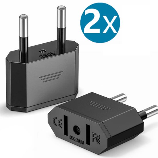 Twee zwarte reisadapters. Eén met pinnen omhoog, de andere met een stopcontact opening. Een cirkel met '2x' staat in de hoek.