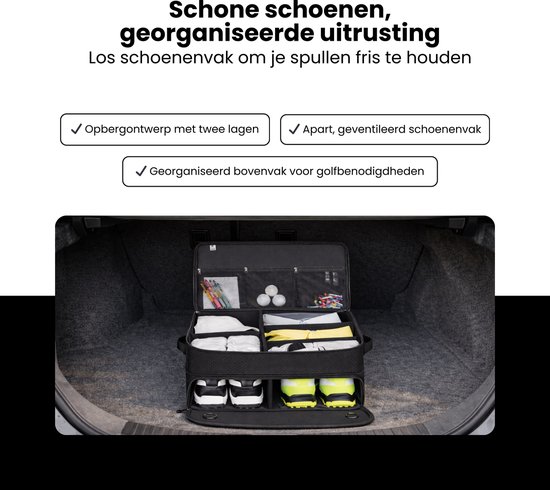 Zwarte golf organizer tas met vakken voor golfspullen en schoenen, geplaatst in de kofferbak van een auto.