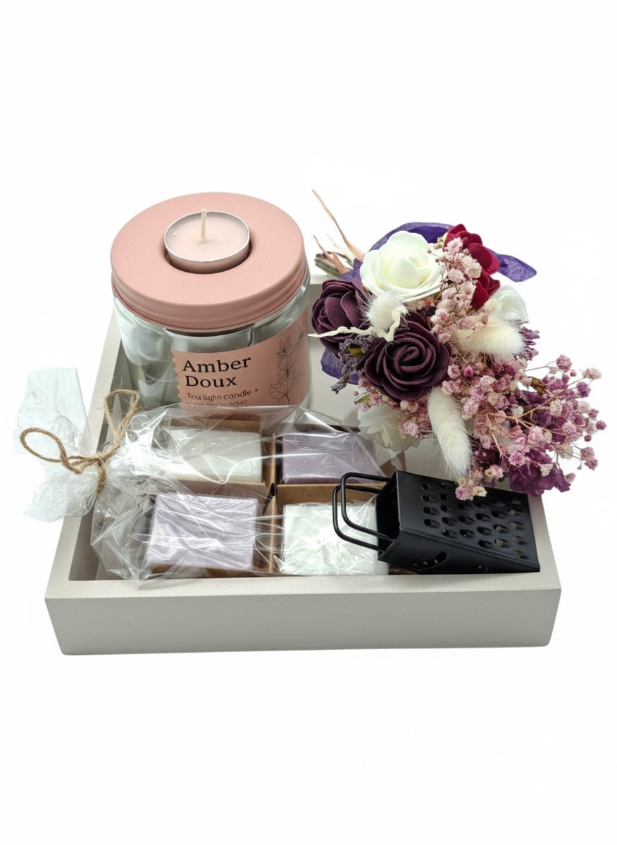 Luxe Cadeauset Amber Doux Geurkaars | Inclusief Handgemaakte Zeepjes & Bloemboeket