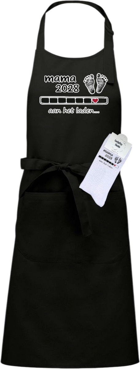 Keukenschort en sokken met tekst - Giftset - Mama 2028 - Moederdag - Vaderdag - Zwart - Verstelbaar - Cadeau idee - Verjaardag - Cadeau dames en heren - Liefste Opa en Oma cadeau - Zwanger Verrassing - Grappig cadeau - Onesize