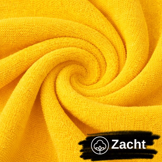 Close-up van een gele badstof met een wervelende textuur. Tekst 'Zacht' met een katoen-symbool.