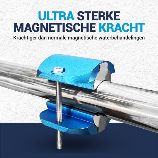 Blauwe magnetische waterontharder op een metalen leiding. Krachtiger dan normale magnetische waterbehandelingen.