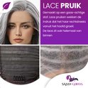 Close-up van een lace pruik met grijs gelaagd haar en de rand van de lace. Een detail toont de binnenkant van de pruik.