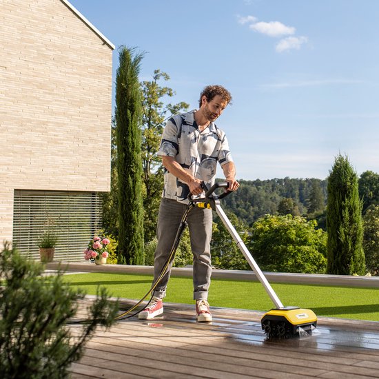 Kärcher PCL 6 Terrasreiniger met borstels - Geschikt voor houten - stenen - composieten terrassen, balkons - Lage druk - Verwijdert groenaanslag en mos van Merkloos	 — afbeelding 4