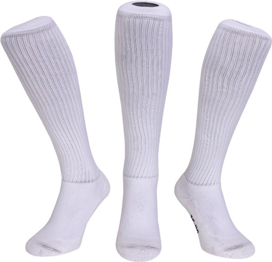 Drie witte kniehoge sportsokken met ribbelpatroon. Ze zijn effen van kleur en lijken van zacht materiaal.