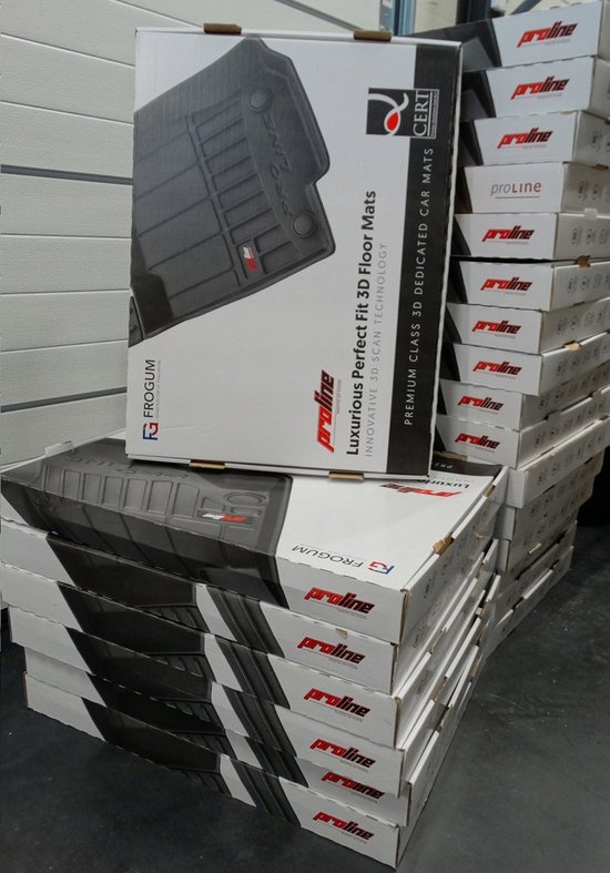 Stapel zwarte Proline 3D-vloermatten dozen, met gedetailleerde afbeelding van een mat op de bovenste doos.