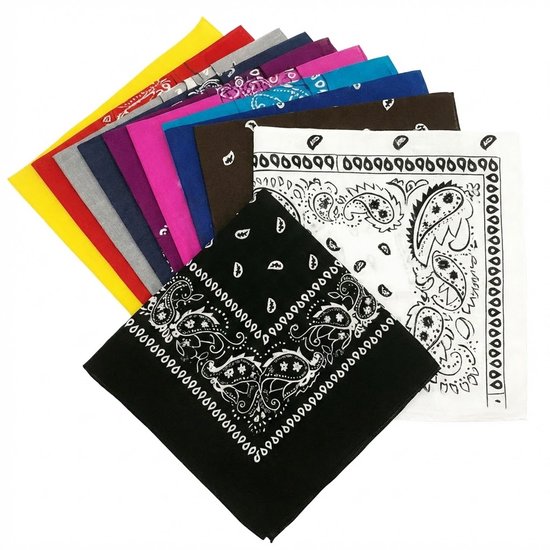 Een waaier van veelkleurige bandanas met paisley-patroon, de bovenste zijn zwart en wit.