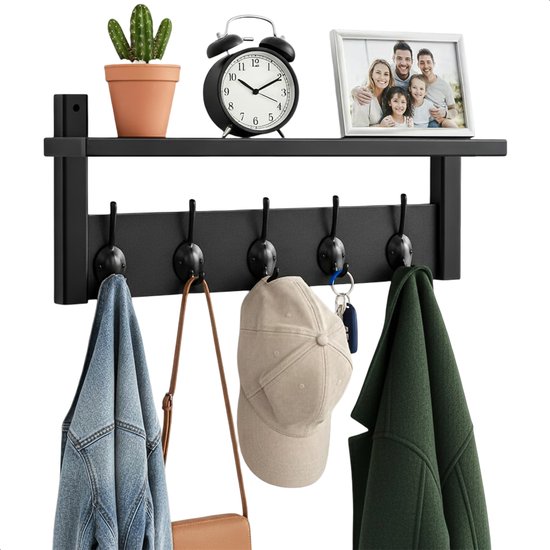 Porte-manteau noir avec étagère, 5 patères, avec une veste en jean, un sac, une casquette et un manteau vert. Avec décoration sur l'étagère.