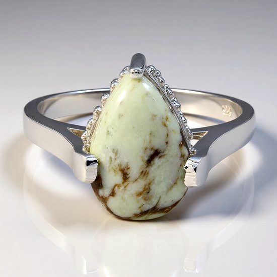 Zilveren ring met peervormige, lichtgroene magneziet cabochon met bruine aders, gestileerde zetting.