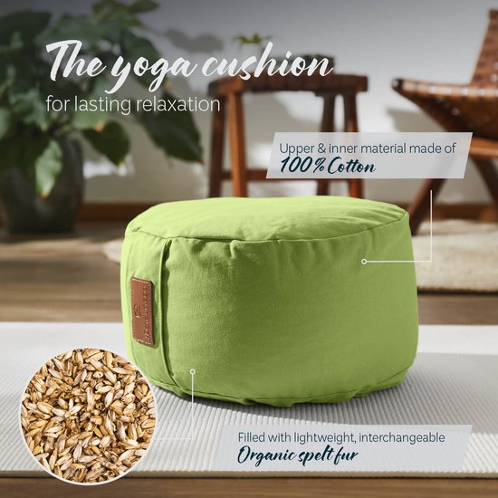 Lichtgroen, rond yogakussen gevuld met biologische spelt, met label en detail van speltkorrels.