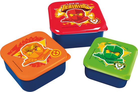 Trois boîtes à lunch rondes Ninjago rouges, oranges et vertes, posées sur leur base bleue.