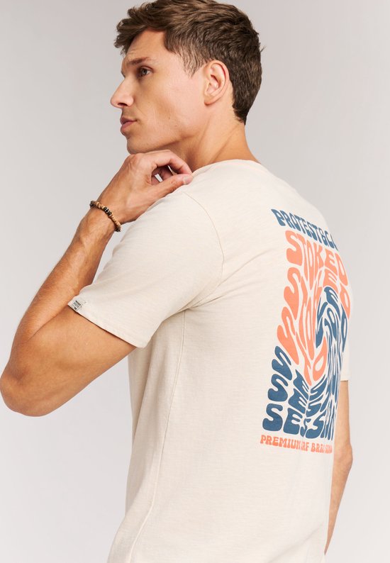 Man met zandkleurig t-shirt met grafische opdruk op de rug.