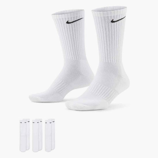 Twee witte Nike sportsokken met zwarte logo's, plus een stapel van vier.