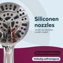 Close-up van een zilverkleurige douchekop met zwarte siliconen sproeiers.