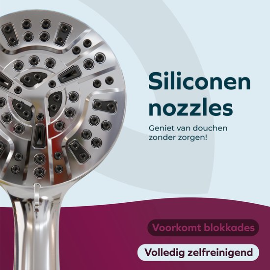 Close-up van een zilverkleurige douchekop met zwarte siliconen sproeiers.