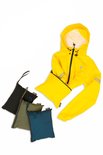 Gele regenjas met capuchon en bijpassende zwarte, groene en blauwe opbergzakjes.