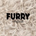 Close-up van beige, krullende vacht met zwart "FURRY original" logo.