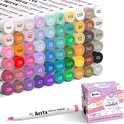 Roze Arrtx acrylmarker met roze punt, naast een open geschenkdoos met 60 markers.
