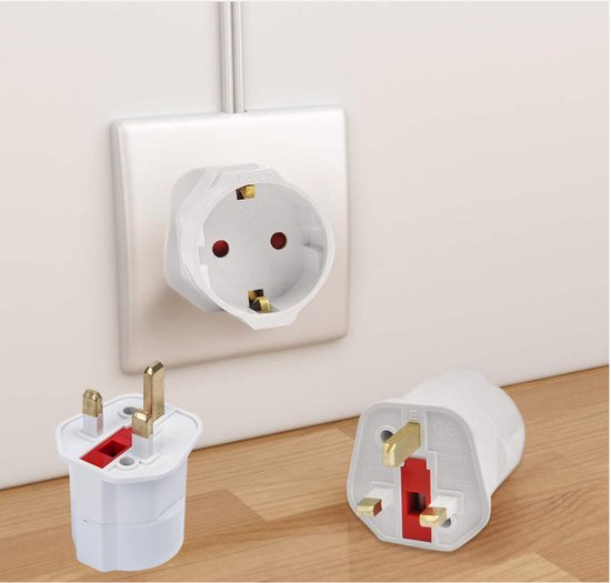 Witte reisstekker in een muur, met een 3-pins Britse stekker en een andere reisstekker.