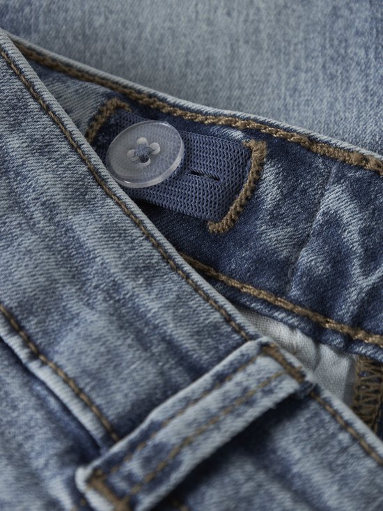 Sluiting met knoop en verstelbare elastische tailleband aan de binnenkant van de jeans.
