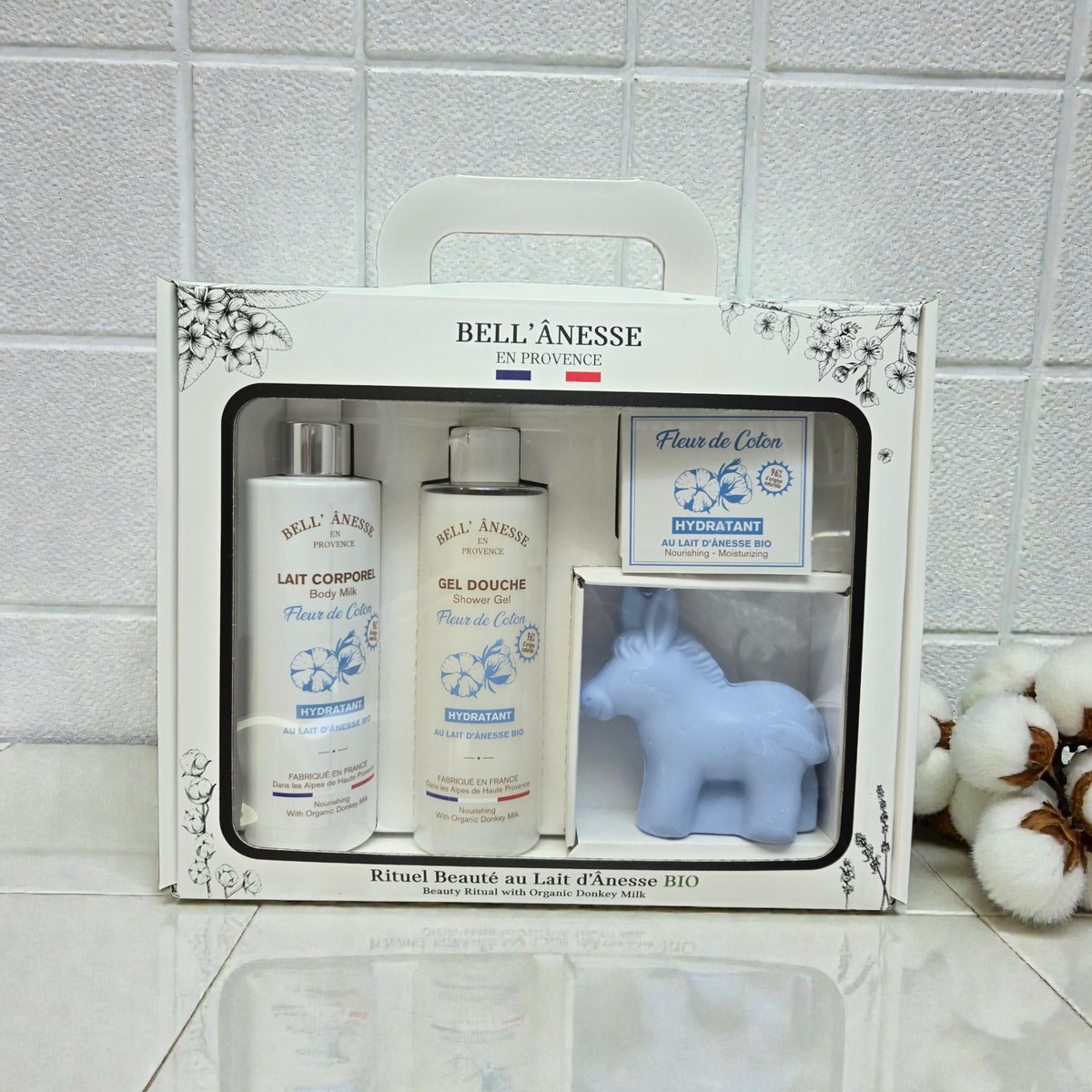 Cadeau pakket met douche gel, body milk en ezelzeepje met de geur van katoenbloesem