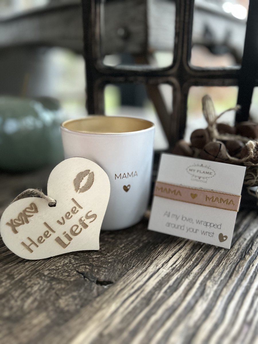 Creaties van hier Soja kaars Mama met Armbandje en houten hartje - 9 cm - Glas