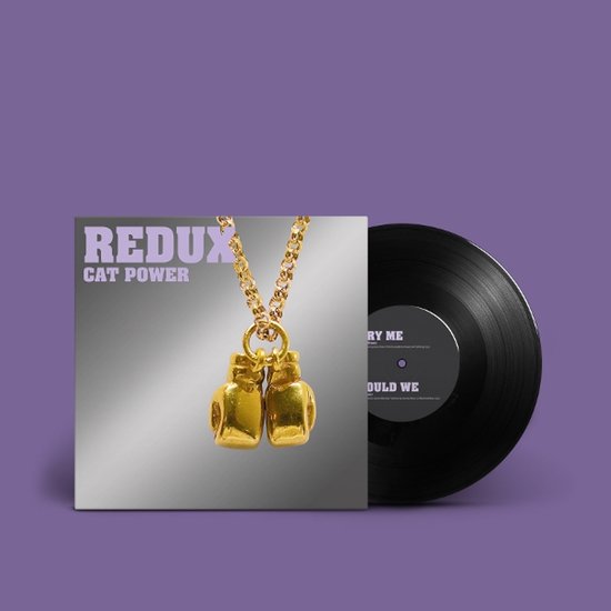 Hoes van het album 'Redux Cat Power' met een gouden ketting met bokshandschoentjes en een zwarte vinylplaat.