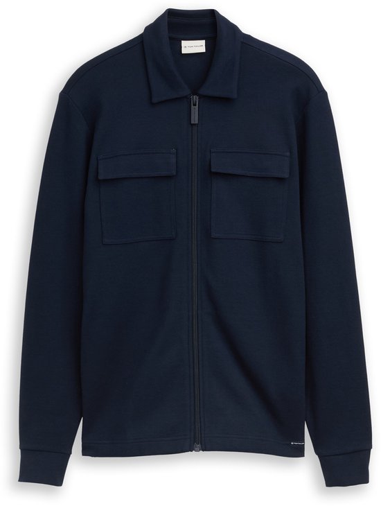 Donkerblauwe Tom Tailor jas met rits en twee borstzakken met klep.